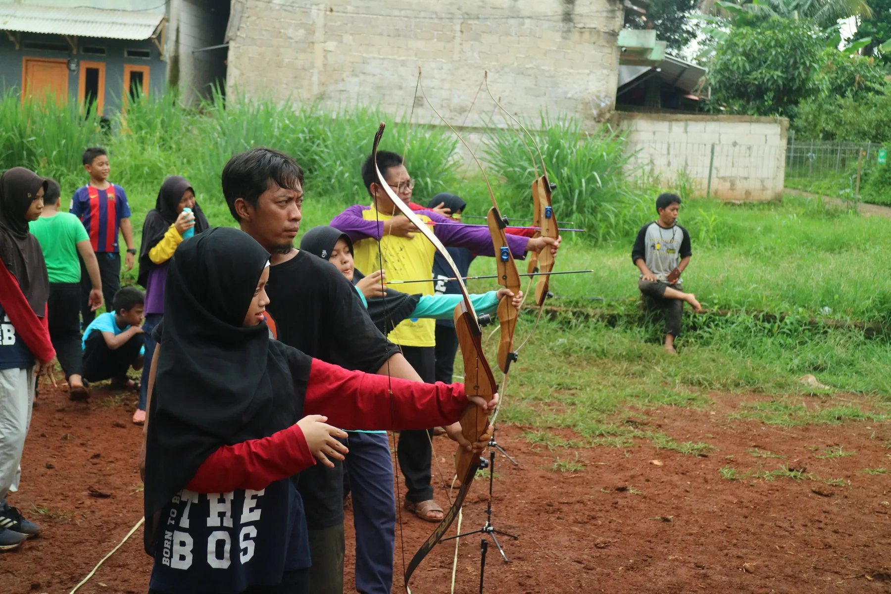Siswa berlatih memanah