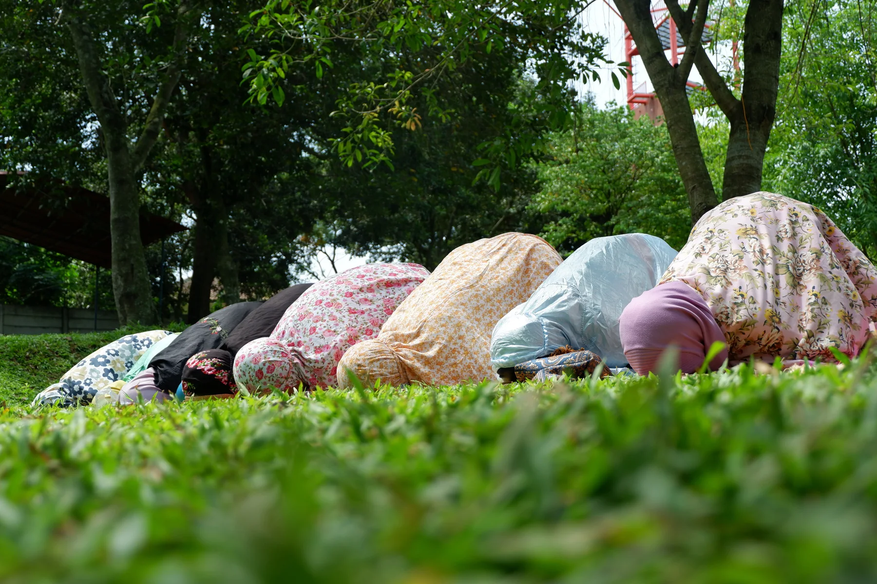 Siswa melaksanakan ibadah bersama di ruang terbuka