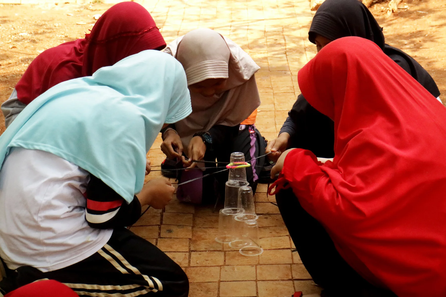 Siswa melakukan eksperimen sederhana di luar ruang
