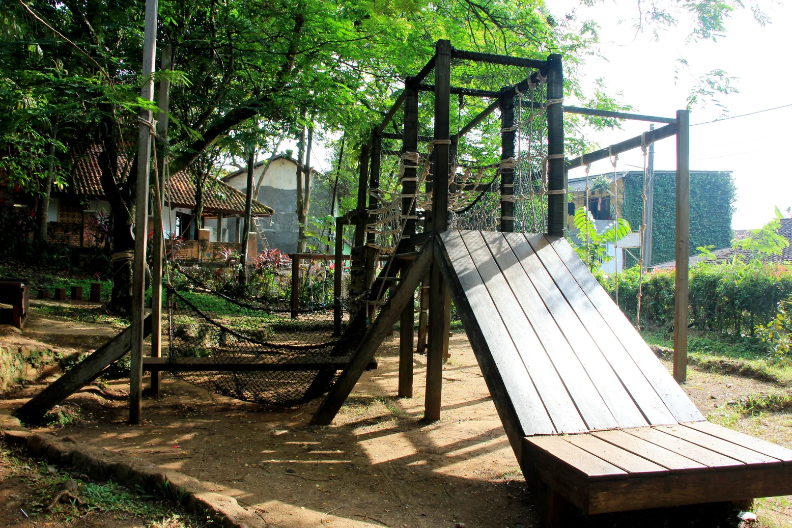 Playground kayu di lingkungan sekolah